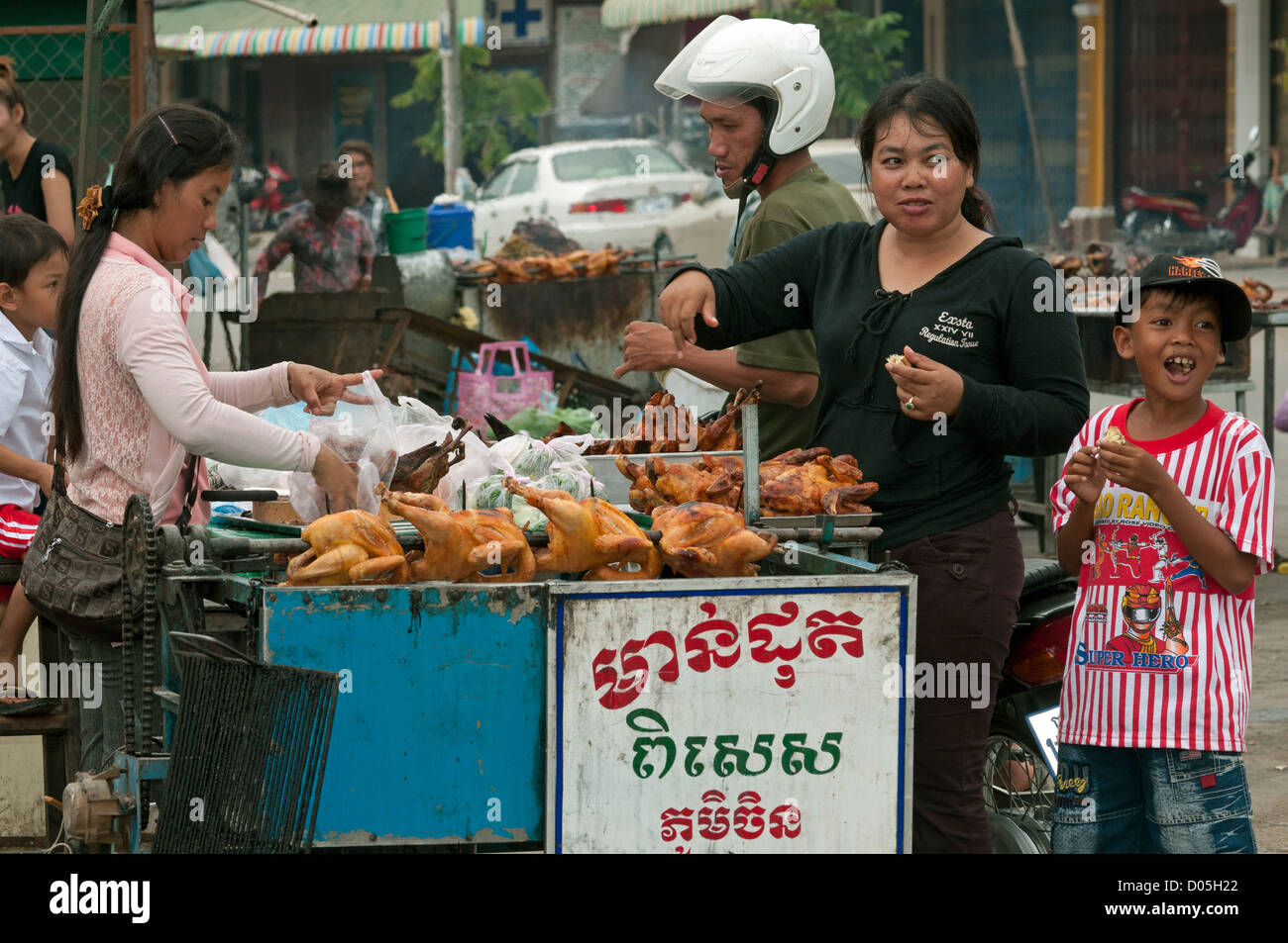 Gegrilltes Hähnchen in eine Garküche, Battambang, Kambodscha Stockfoto