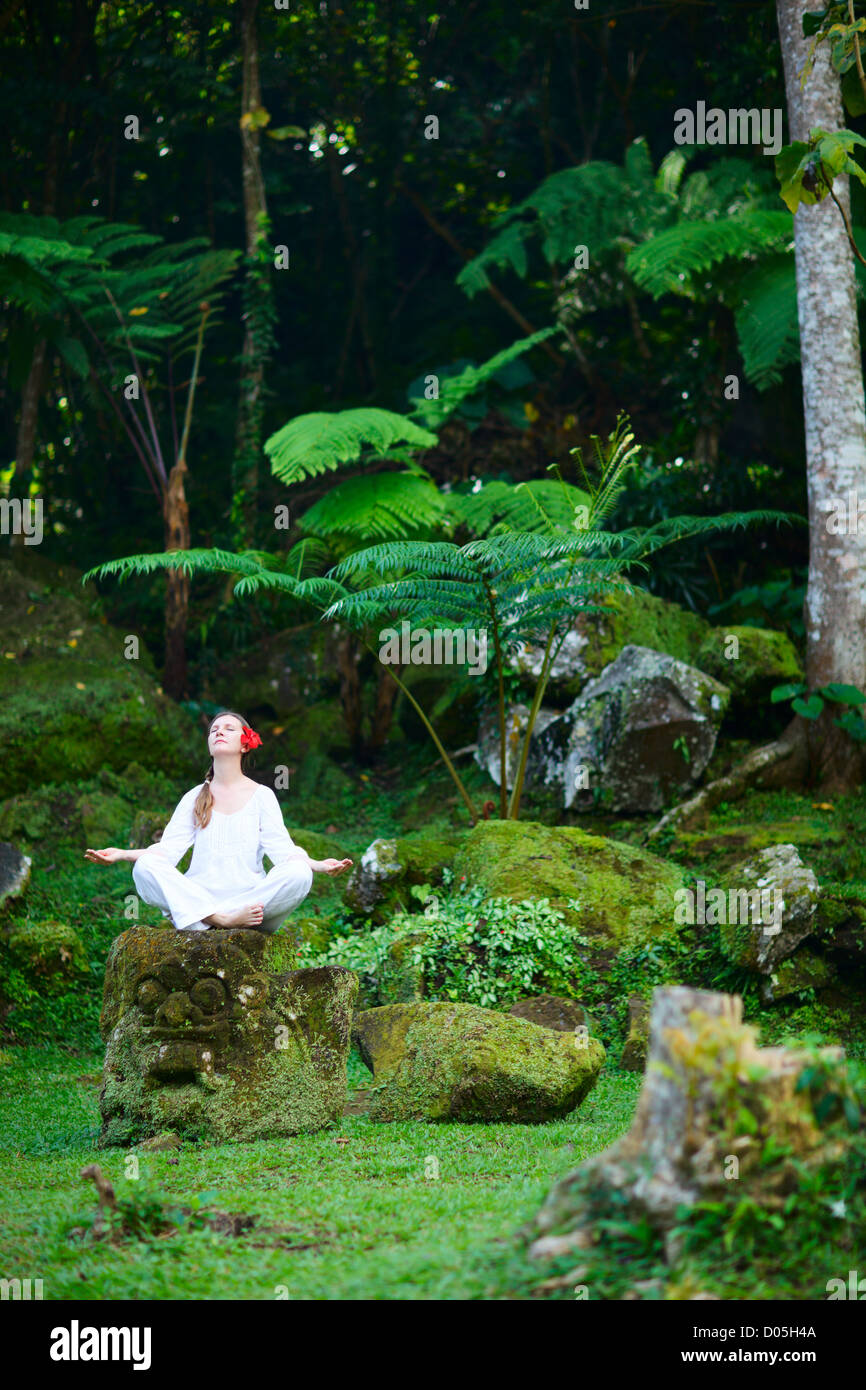 Frau im Freien zu meditieren Stockfoto