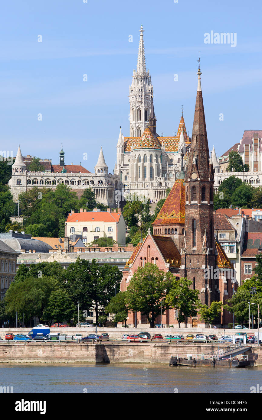 Stadt Budapest in Ungarn, im Vordergrund reformierte Kirche auf einem Hügel, Matthias Kirche. Stockfoto