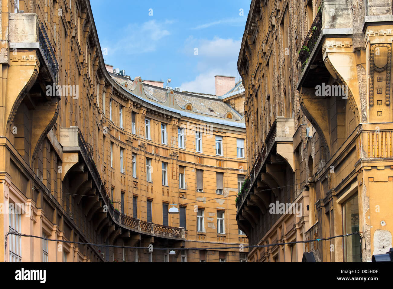 Gebogene Form eines historischen Gebäude Wohnarchitektur in Budapest, Ungarn. Stockfoto