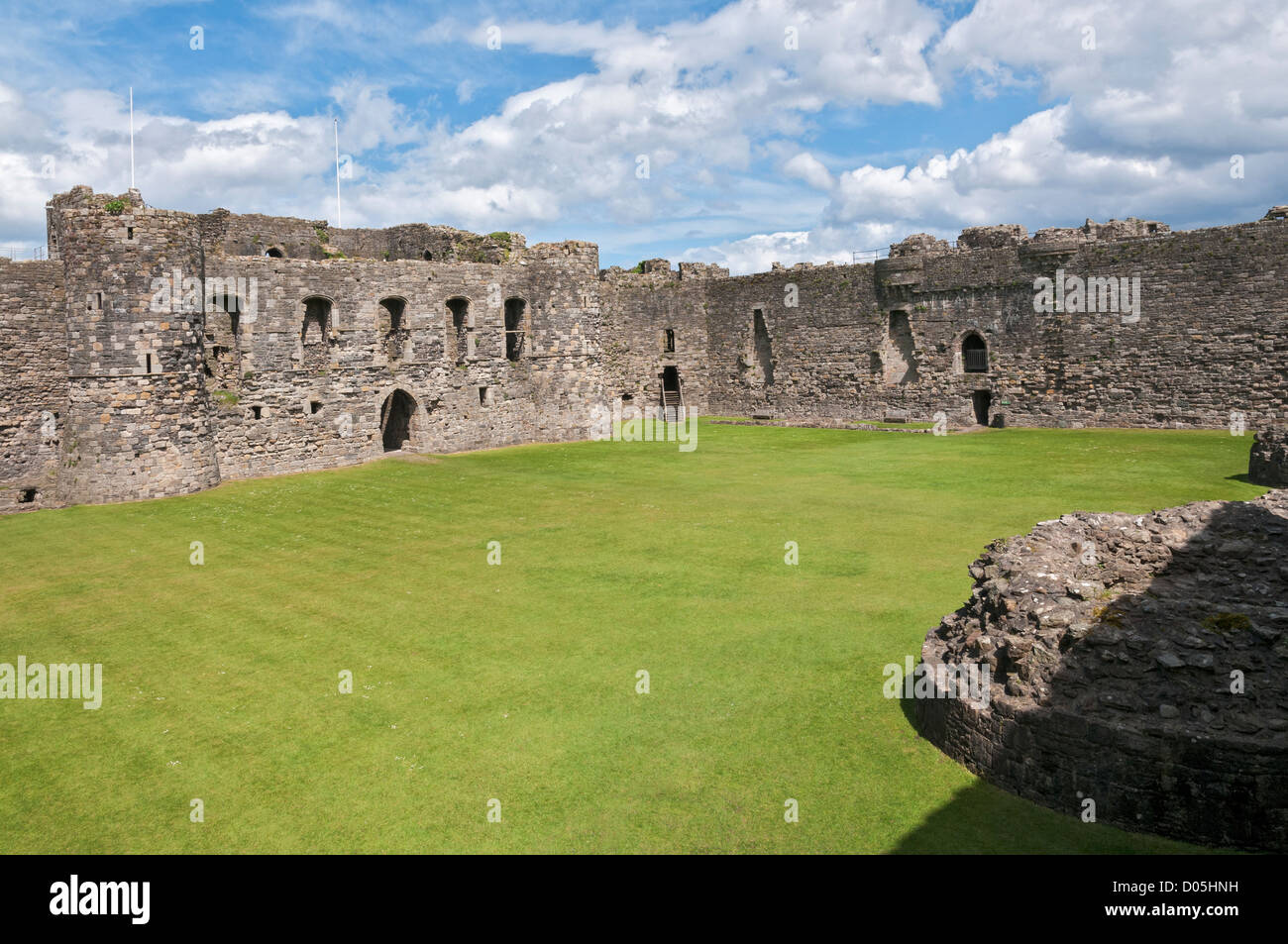 Wales, Isle of Anglesey, Beaumaris Castle Bau begann 1295, Burghof Stockfoto