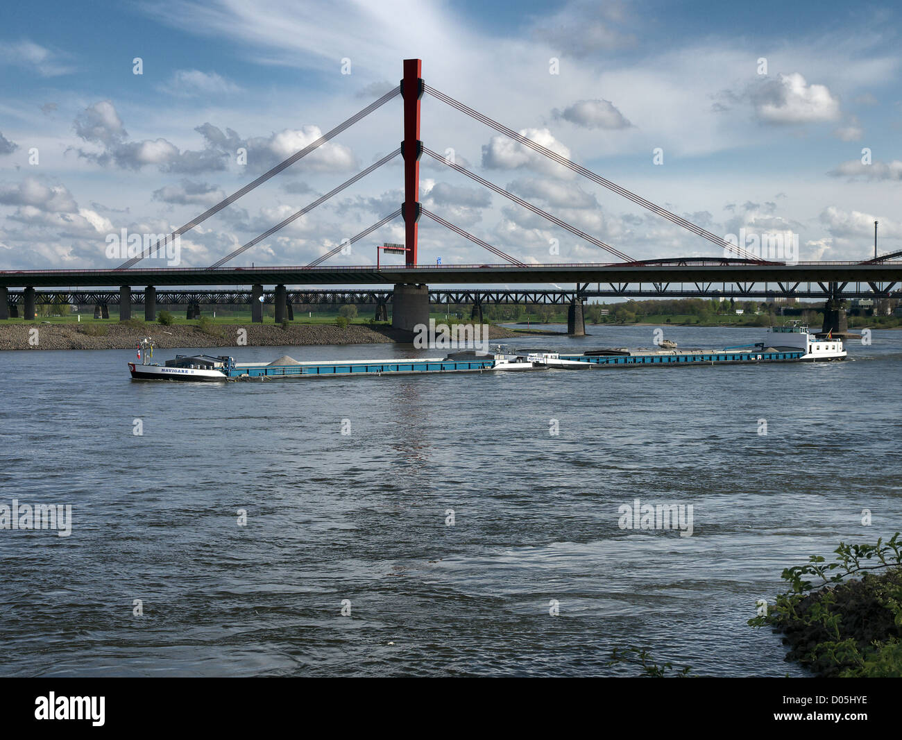 Gelenkige Lastkähne geladen "Navigare II" mit Kies Segeln auf dem Rhein stromabwärts vorbei Duisburg, Deutschland. Stockfoto