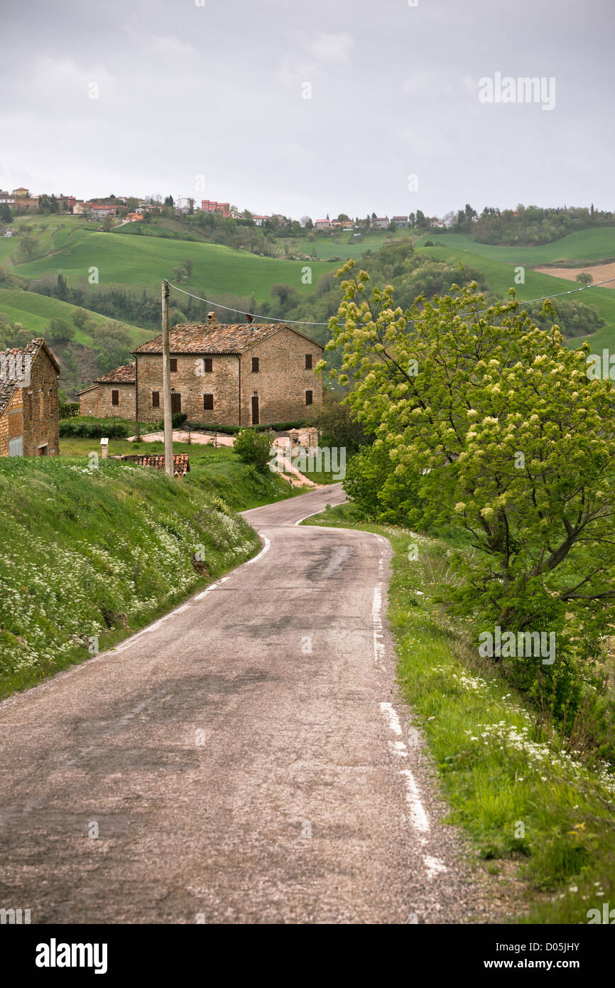 Italien Bauernhaus und Kurve Ortsstraße. Straff und bunten Bild Stockfoto
