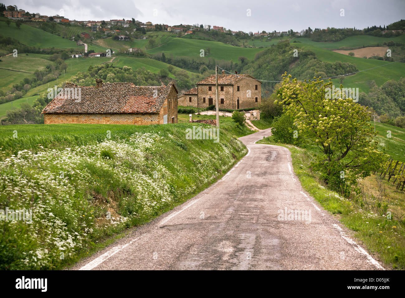 Italien Bauernhaus und Kurve Ortsstraße. Straff und bunten Bild Stockfoto
