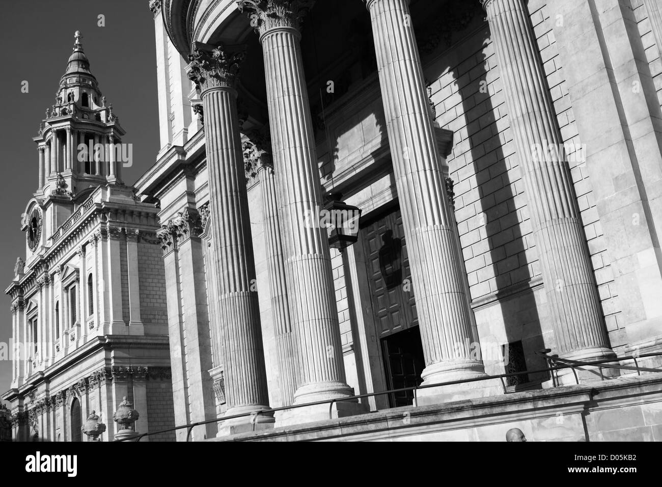 Nachschlagen von übergebenen Säulen auf St. Pauls Cathedral, der Glockenturm auf einer Ecke des Gebäudes Stockfoto