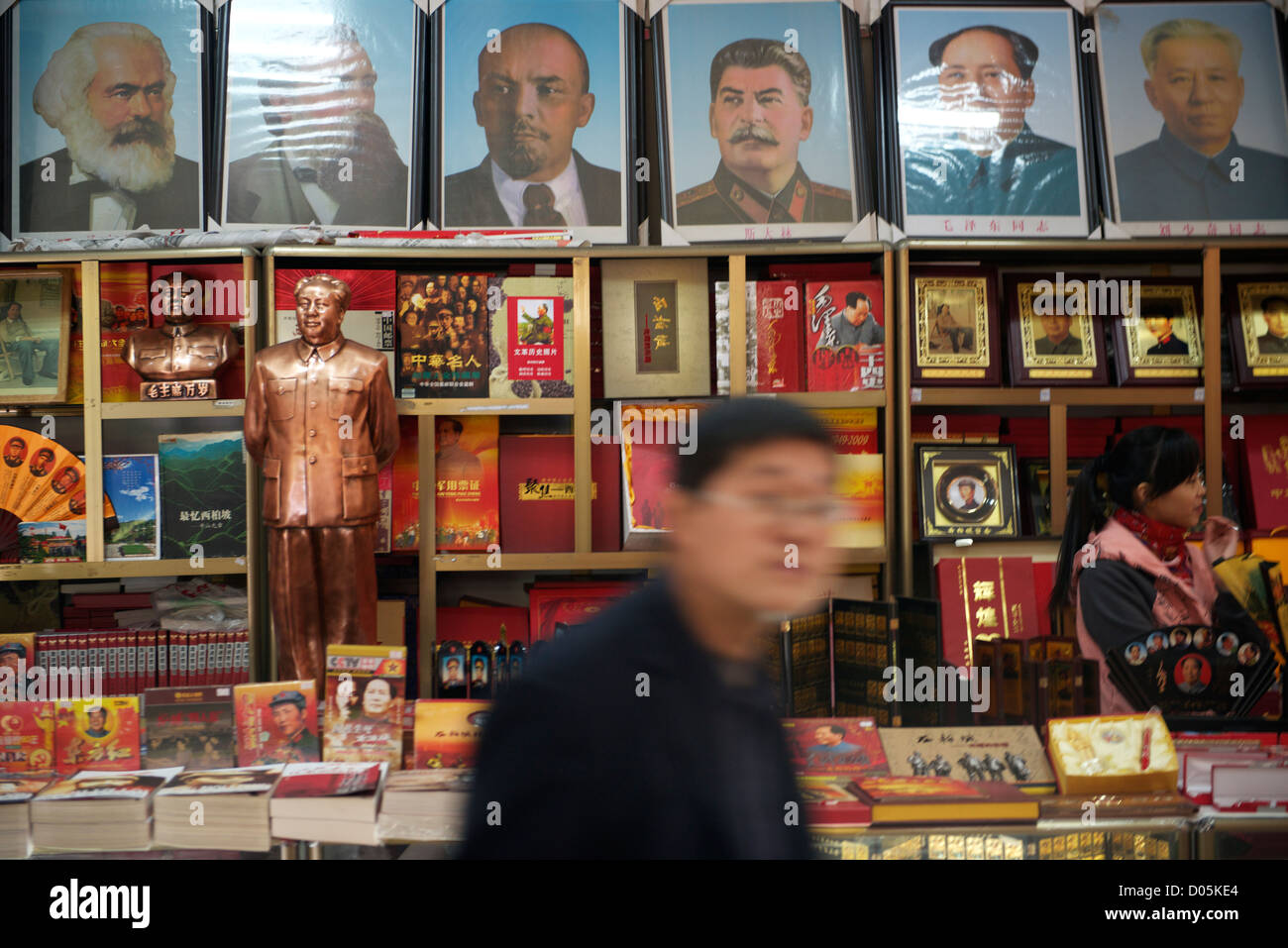 Rote Tourismus Souvenirs sind auf den Verkauf in in Xibaipo, Land Pingshan, Provinz Hebei, China. 23. Oktober 2012 Stockfoto