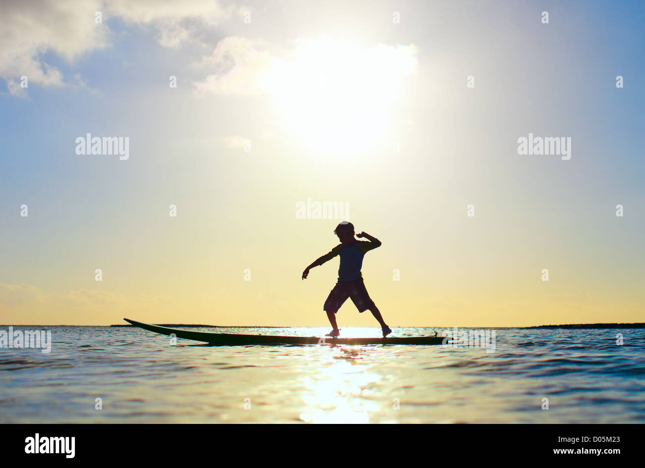 Silhouette eines jungen auf Surfbrett Stockfoto