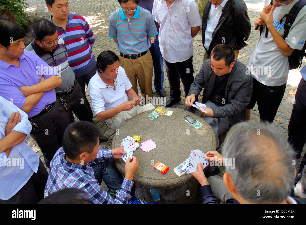 Shanghai China, chinesisches Huangpu Viertel, Nanjing Straße, Volkspark, asiatischer Mann Männer Erwachsene Erwachsene, Karten spielen, spielen, Glücksspiel, Kartenspiel, Blick auf Stockfoto