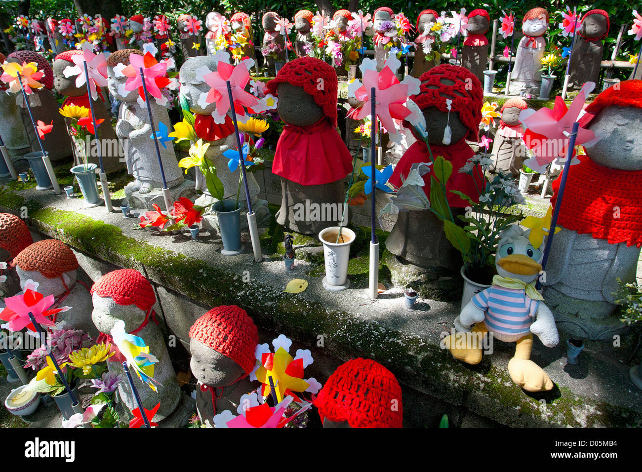 Jizo Statuen und Windräder, Zojoji. Stockfoto