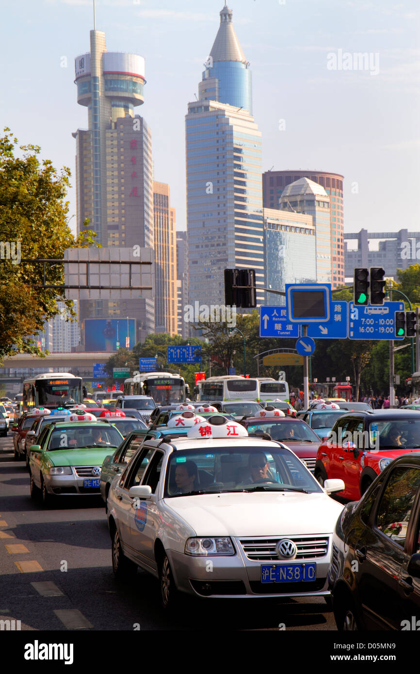 Shanghai China, chinesisches Huangpu Viertel, Xizang Straße, Volksplatz, Verkehr, Taxis, Taxi-Taxis, Gebäude, Skyline der Stadt, Hochhaus-Wolkenkratzer BU Stockfoto