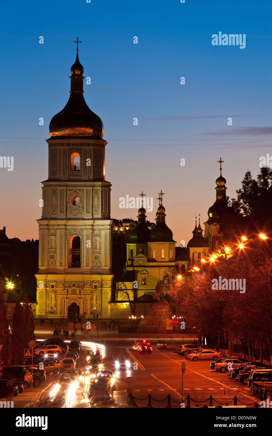 Die Saint Sophia Cathedral in der Ukraine Kiew, ein UNESCO-Weltkulturerbe in der Abenddämmerung Stockfoto