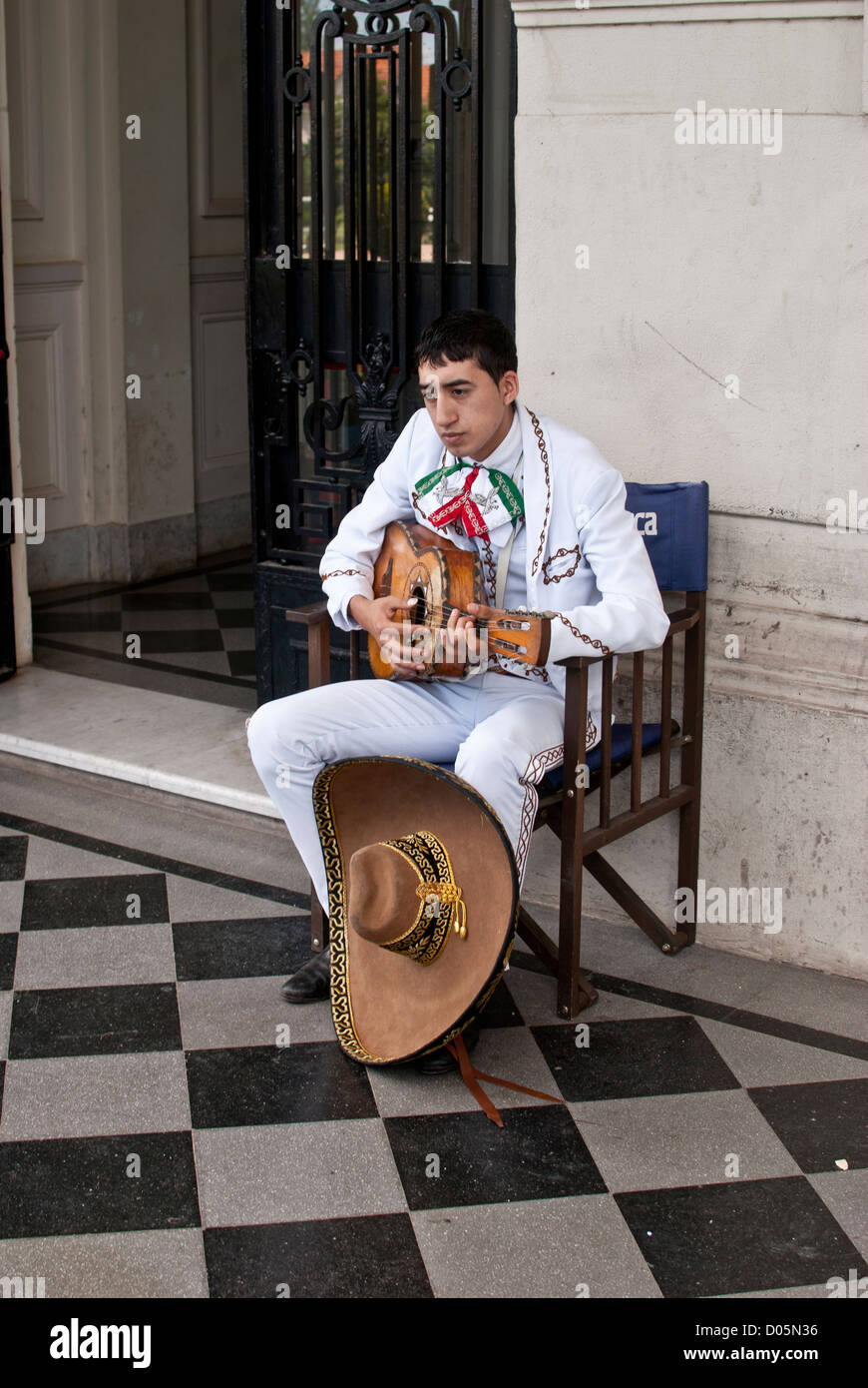 Mariachi setzte seine Gitarre tuning Stockfoto