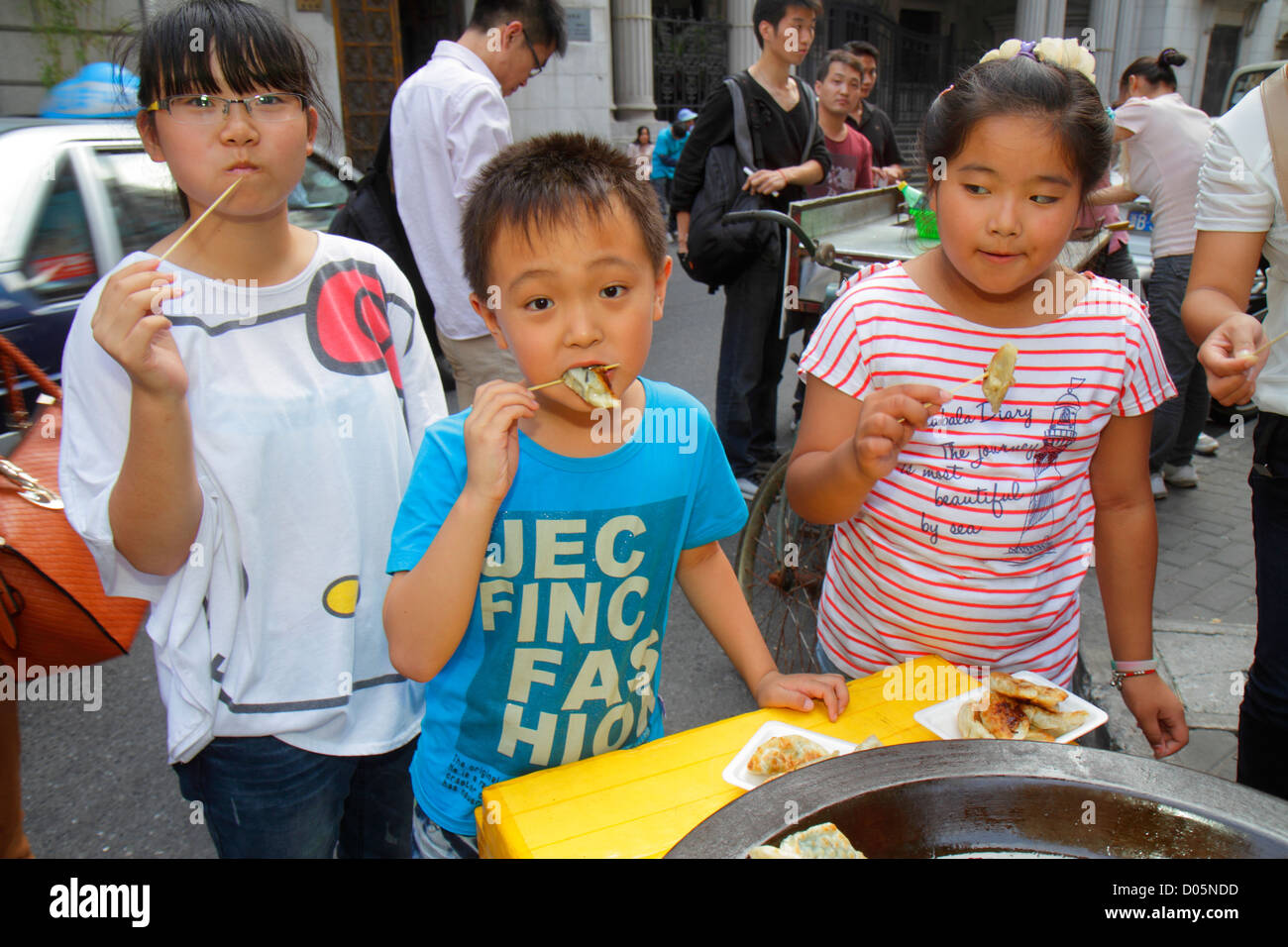 Shanghai China, Huangpu District, Dianchi Road, Asian Boy Boys, Male Kid Kids child children Youngster, girl girls, weiblich, Knödel, Essen, Essen, Straße, Vend Stockfoto