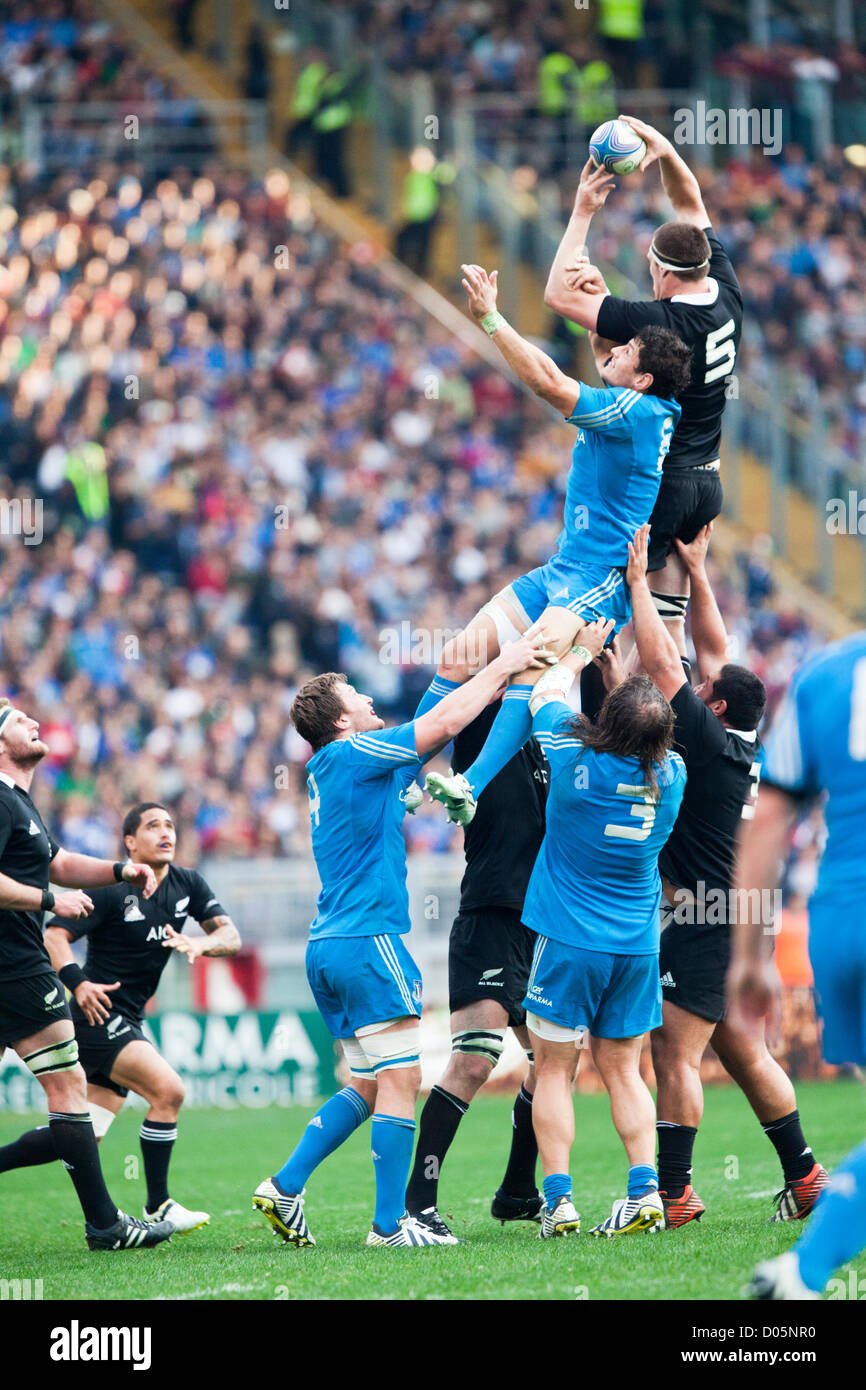 Samstag, 17. November 2012. Olympiastadion Rom. Italien. International Rugby Testspiel Italien V. Neuseeland. New Zealand Schloss Brodie Retallick ist in der Zeile oben gehievt Stockfoto