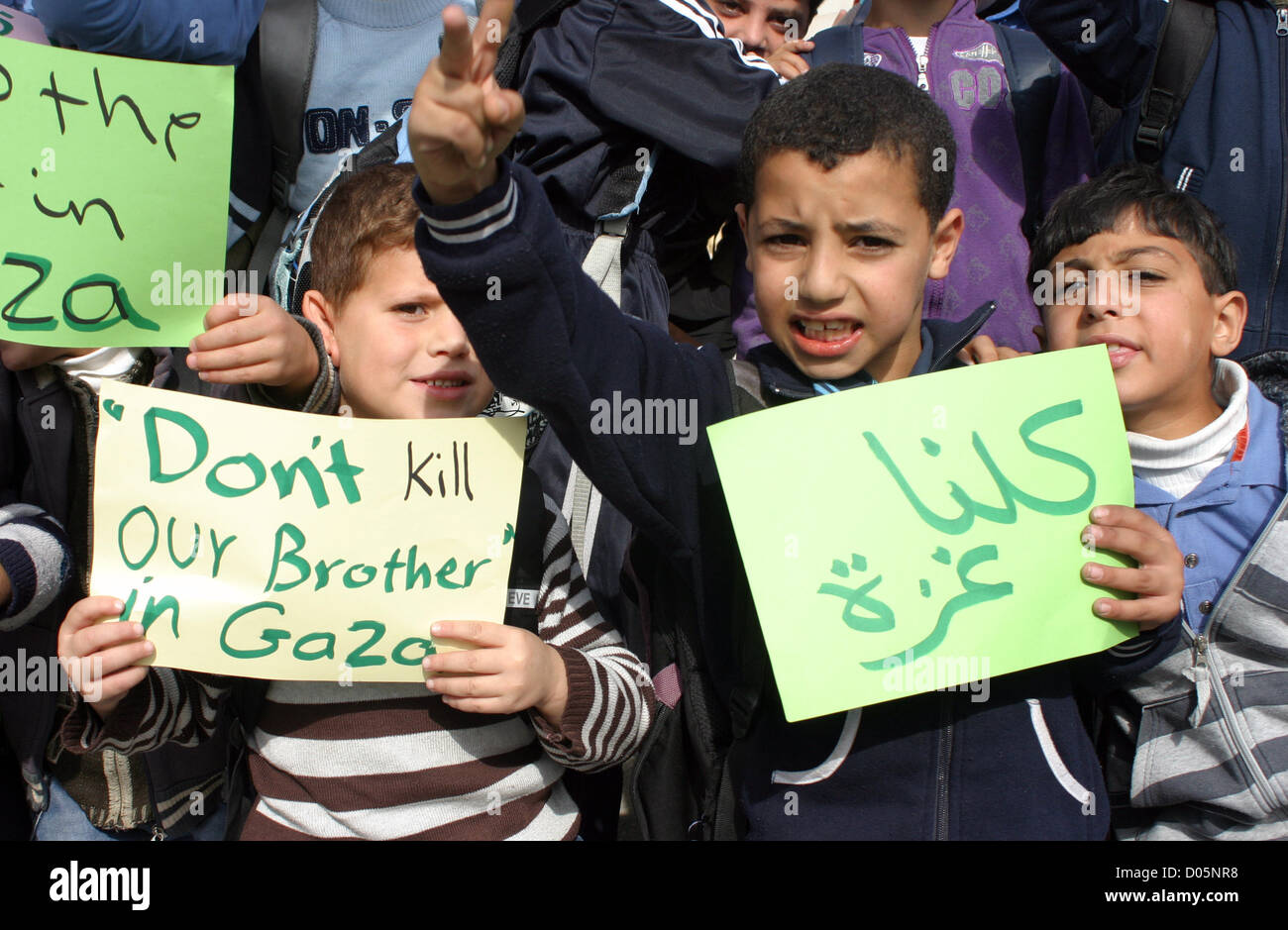 18. November 2012 - Hebron, Westjordanland, Palästina - palästinensische Kinder schreien Parolen und halten Plakate während einer Protestaktion in Solidarität mit den Kindern des Gaza-Streifens, in der Westbank-Stadt Hebron, am 18. November 2012. Israelische Kampfflugzeuge getötet fünf palästinensische Kinder in am Sonntag, nach einem Gaza Gesundheit Beamten (Credit-Bild: © Najeh Hashlamouni/APA Images/ZUMAPRESS.com) Stockfoto