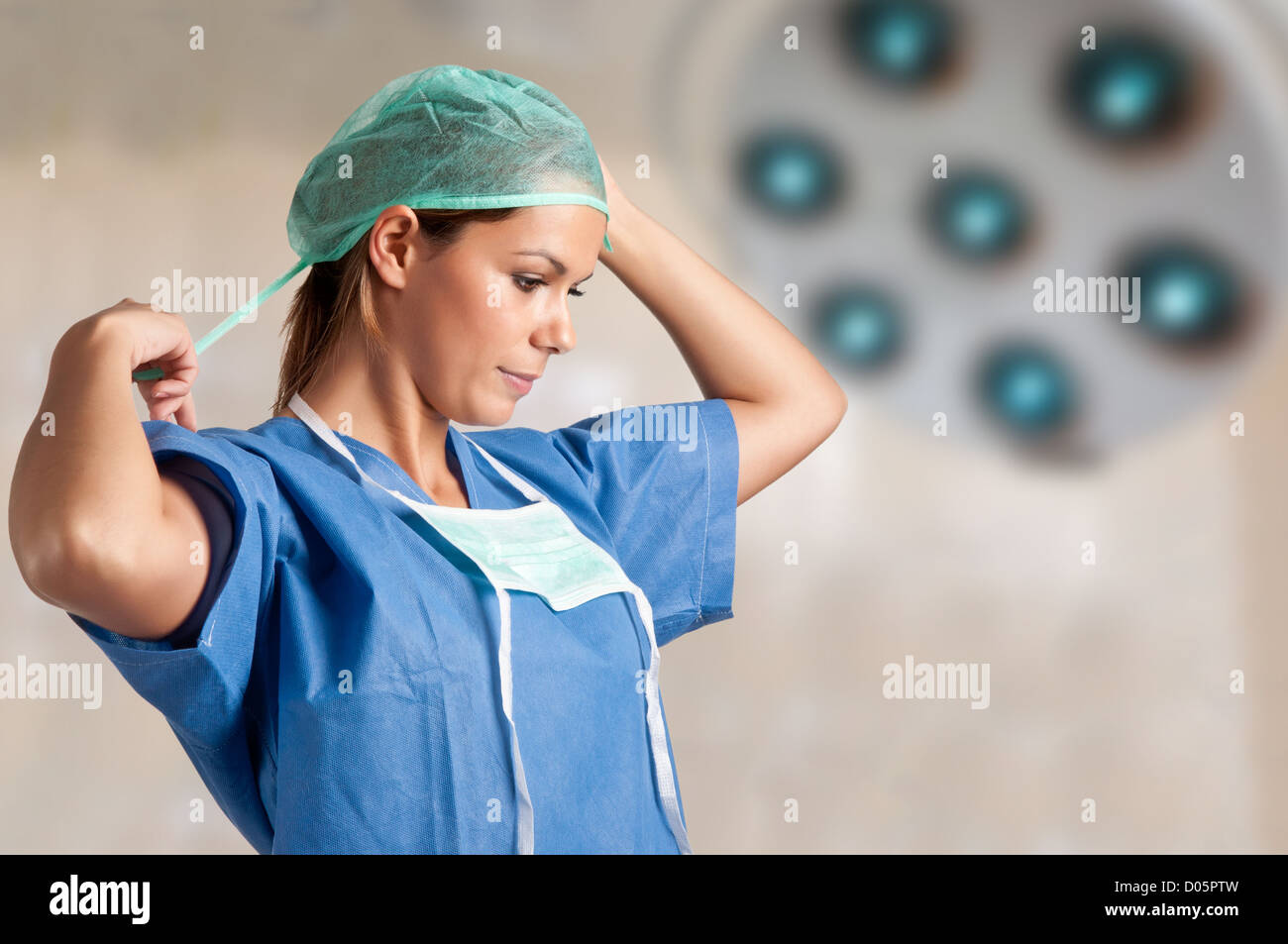 Junge weibliche Chirurg immer bereit für eine Operation Stockfoto