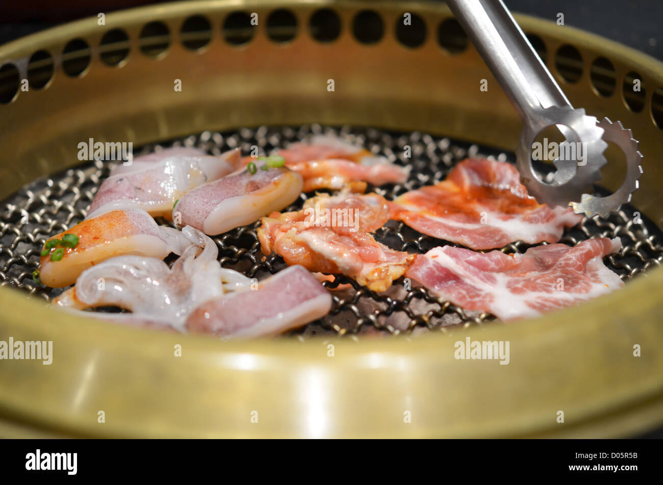 Grillen, gegrilltem Schweinefleisch und Tintenfisch Stockfoto