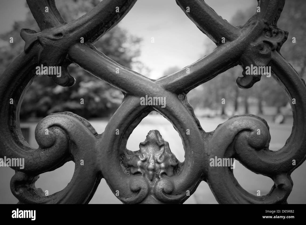 Ein Detail von einer ornamentalen schmiedeeisernen Tor, London, UK. Stockfoto