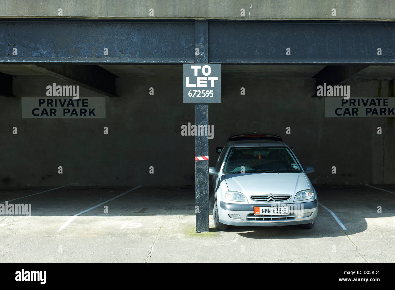 Citroen Auto in privaten Parkplatz mit zu unterzeichnen, Douglas, Isle of Man lassen Stockfoto