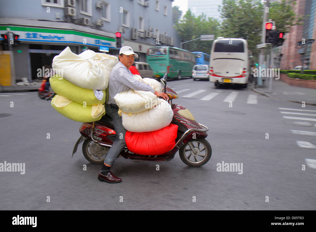 Shanghai China, chinesisches Huangpu Viertel, Sichuan Straße, asiatischer Mann Männer männliche Erwachsene, Elektroroller, Säcke, Transport, China121006003 Stockfoto