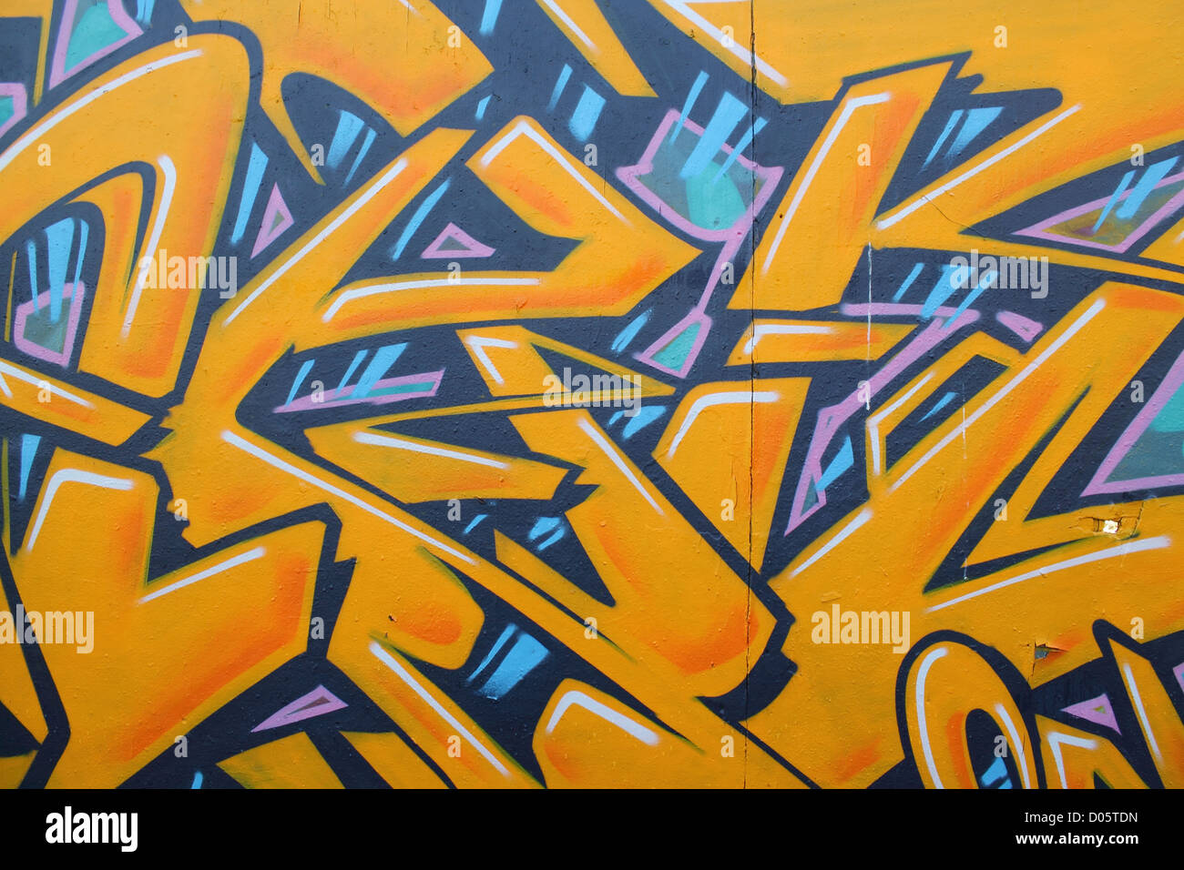 Orange Detail von Graffiti auf Holzzaun Stockfoto