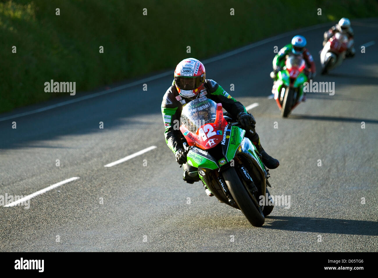 Ein Foto von Michael Rutter nähert sich des "Schwanenhals" während der Isle Of Man TT 2012 Superstock 1000 Race Stockfoto