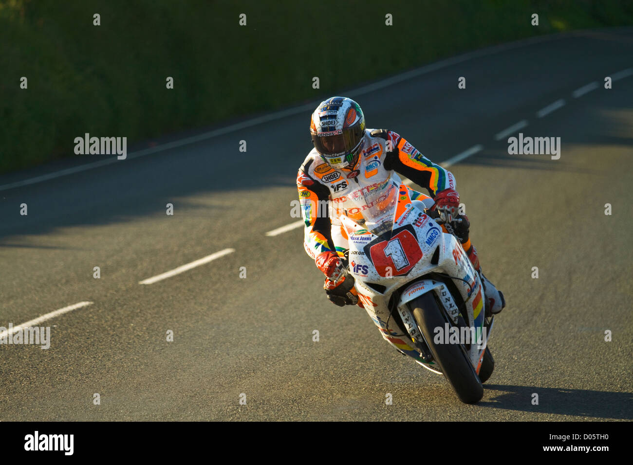 Ein Foto von John McGuinness nähert sich des "Schwanenhals" während der TT 2012 auf der Padgetts MMCG Superstock 1000. Stockfoto