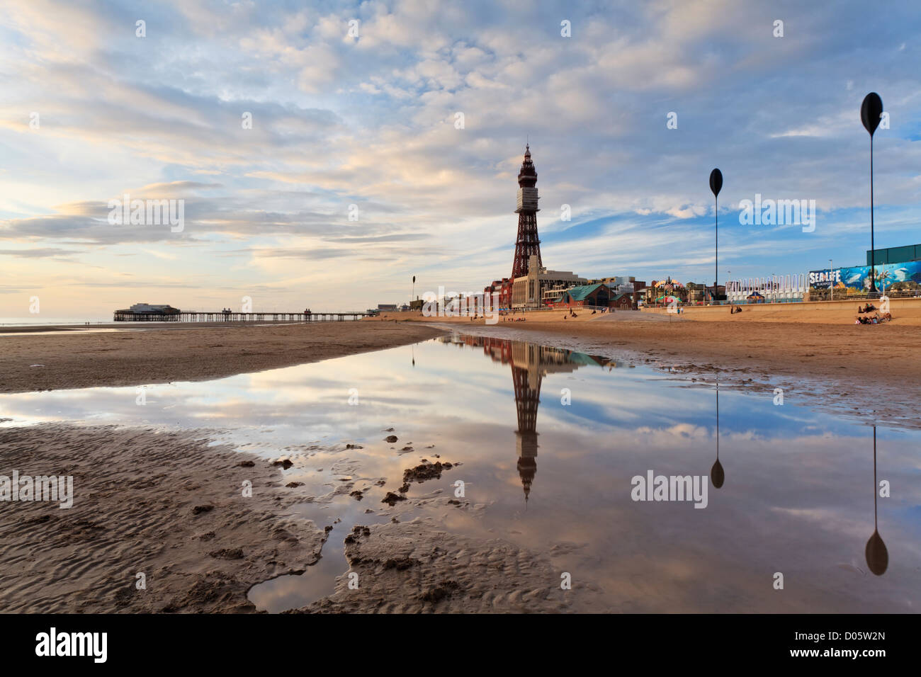 Blackpool Tower und Strand bei Sonnenuntergang im Sommer Ferienzeit Stockfoto