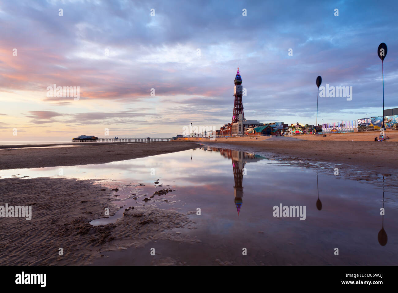 Blackpool Tower und Strand bei Sonnenuntergang im Sommer Ferienzeit Stockfoto