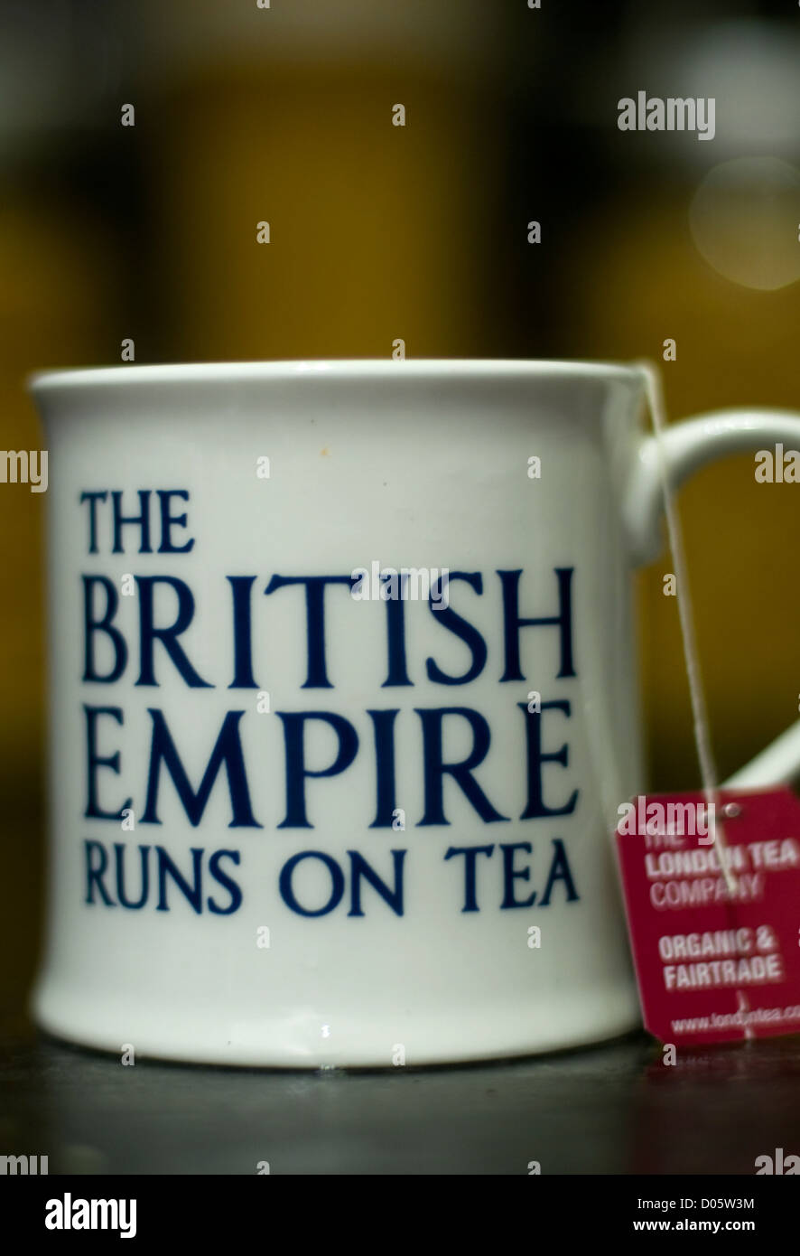 Das britische Empire läuft auf Tee-Becher mit Teebeutel Stockfoto
