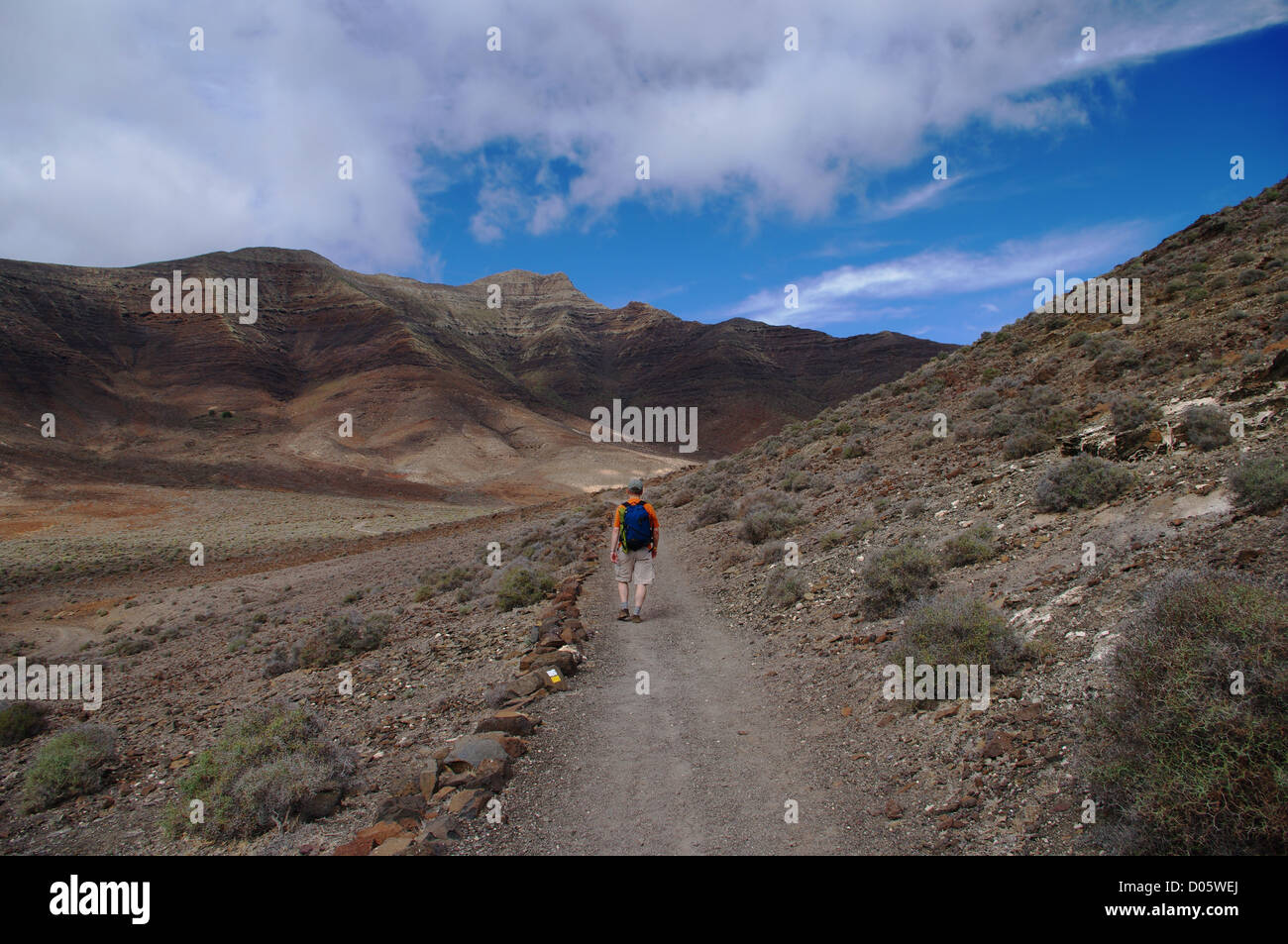 Ein einsamer Mann zu Fuß durch die Berge Stockfoto