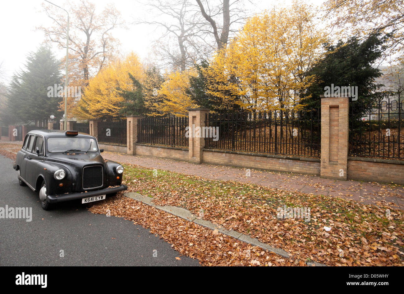 Traditionelle black cab Park auf einem grünen Bischöfe Avenue, London, England, UK. Stockfoto