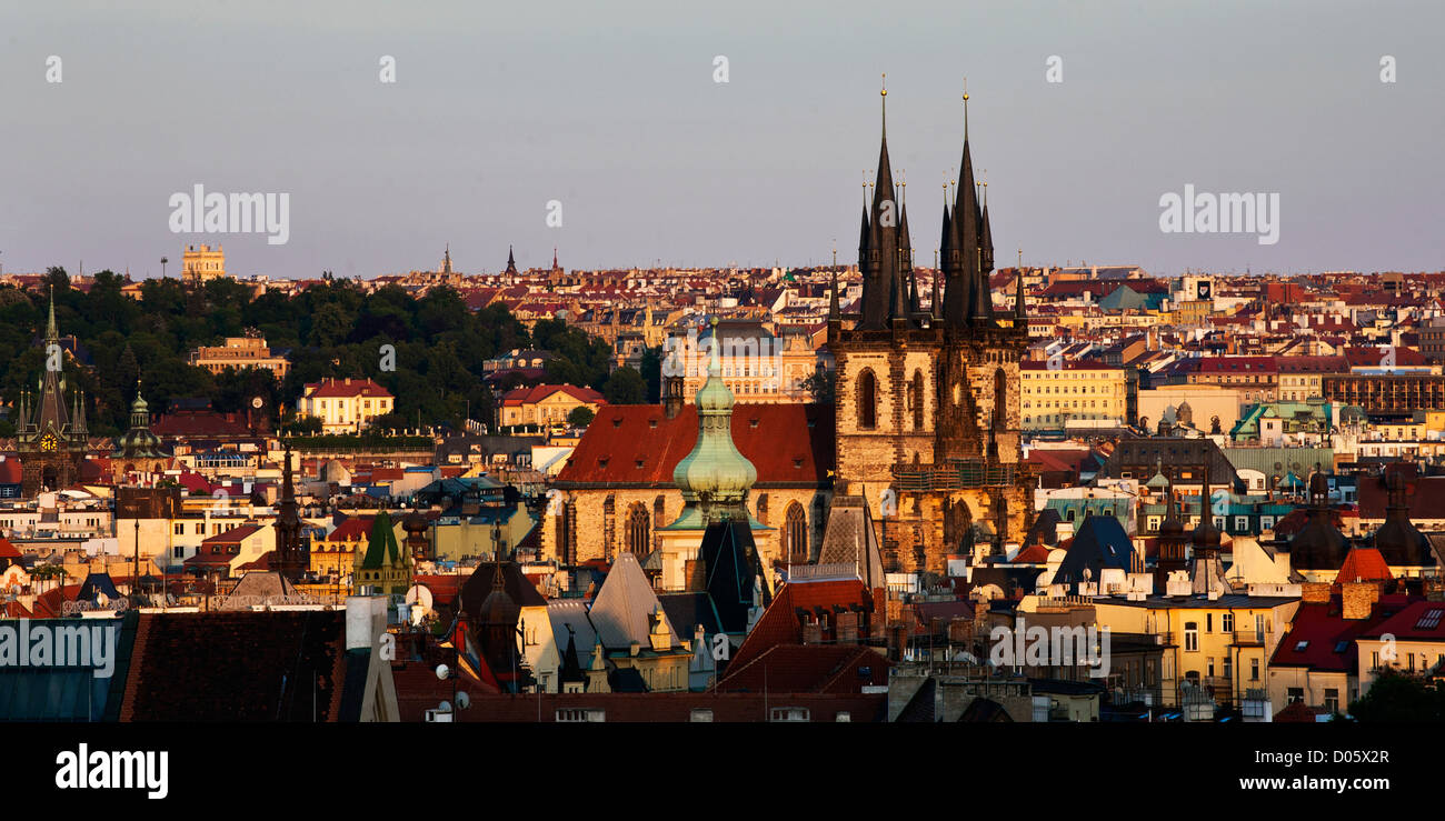 Teynkirche und Skyline von Prag Stockfoto