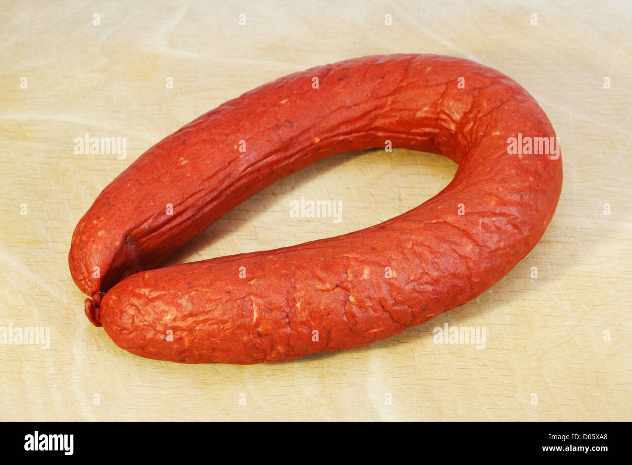 Krakau geräucherte Wurst auf Holzplatte Stockfoto