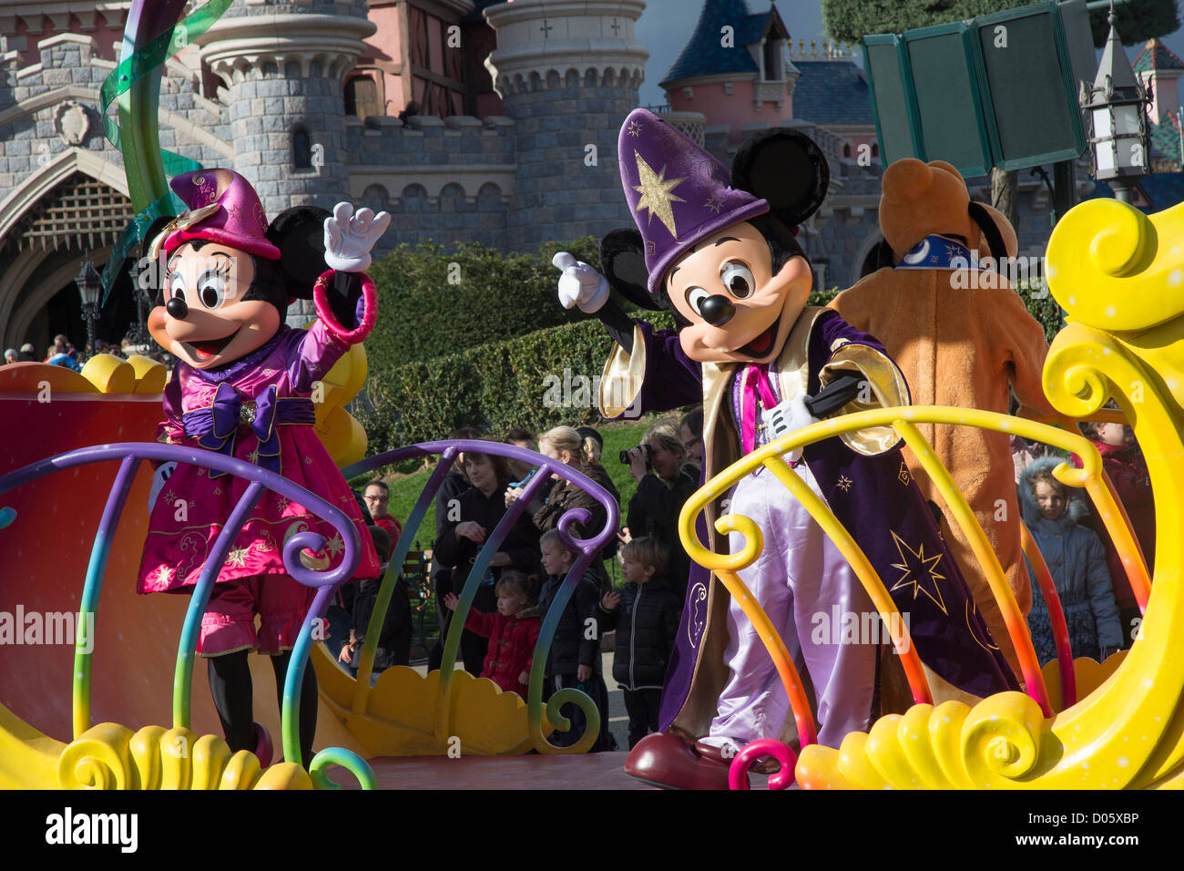 Disneyland-Parade mit Mickey und Minnie Maus auf einem Float, Disneyland Paris (Disneyland) Stockfoto