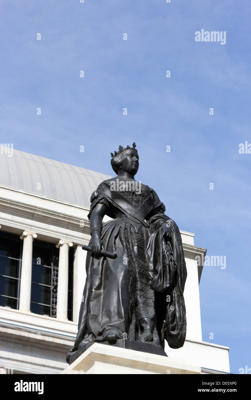 Plaza de Isabel II, Madrid, Spanien. Statue von Isabella II. Königin Isabel II de Borbón, 1830 – 1904. Stockfoto
