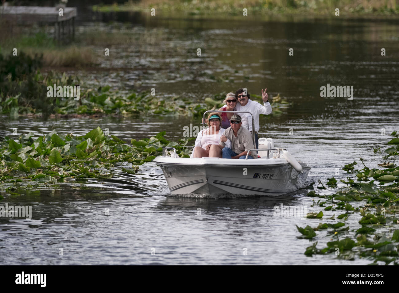 Vier Menschen am Fluss Haines Creek Lake County Leesburg, Florida Bootfahren. Stockfoto