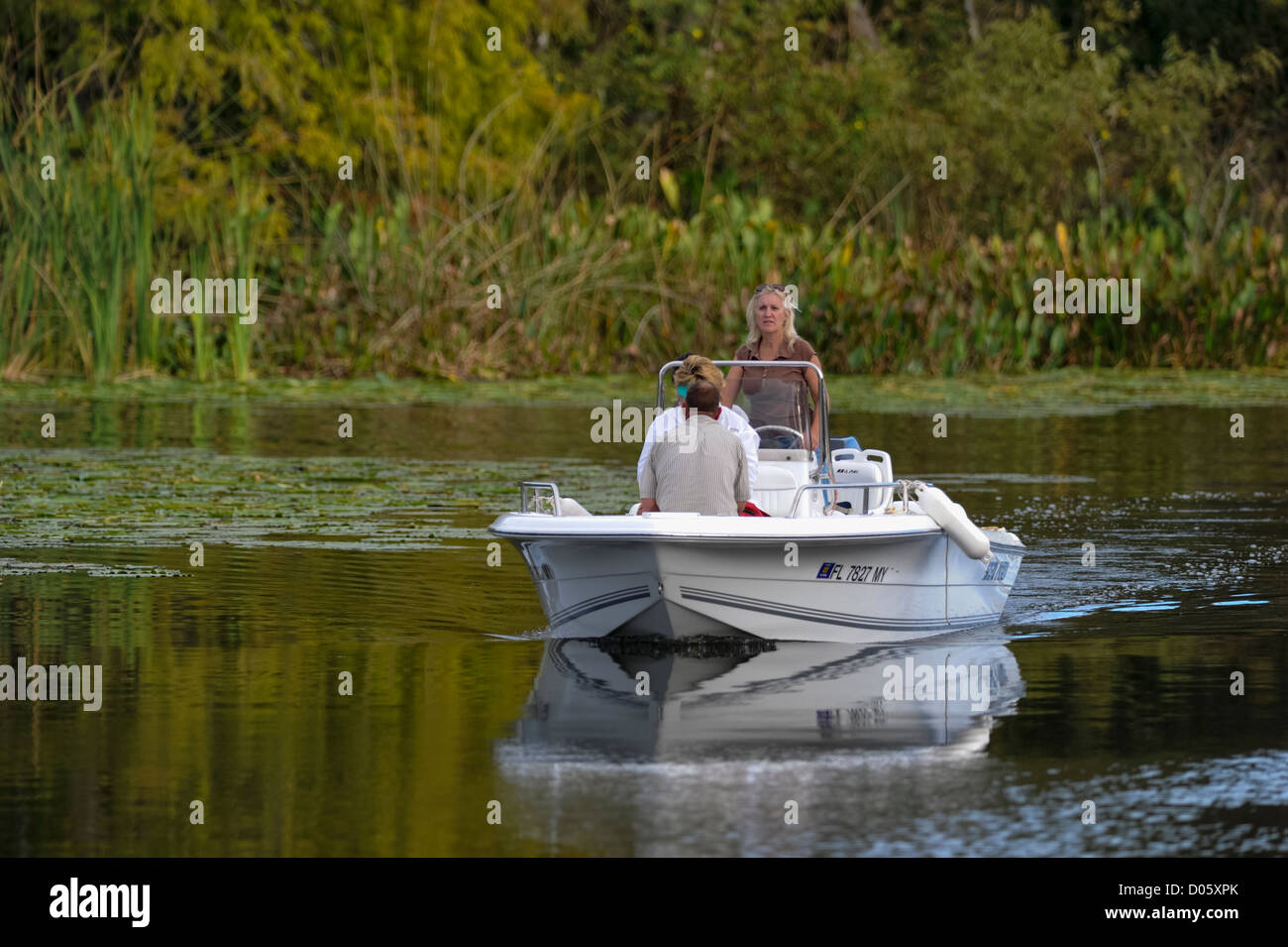 Vier Menschen am Fluss Haines Creek Lake County Leesburg, Florida Bootfahren. Stockfoto