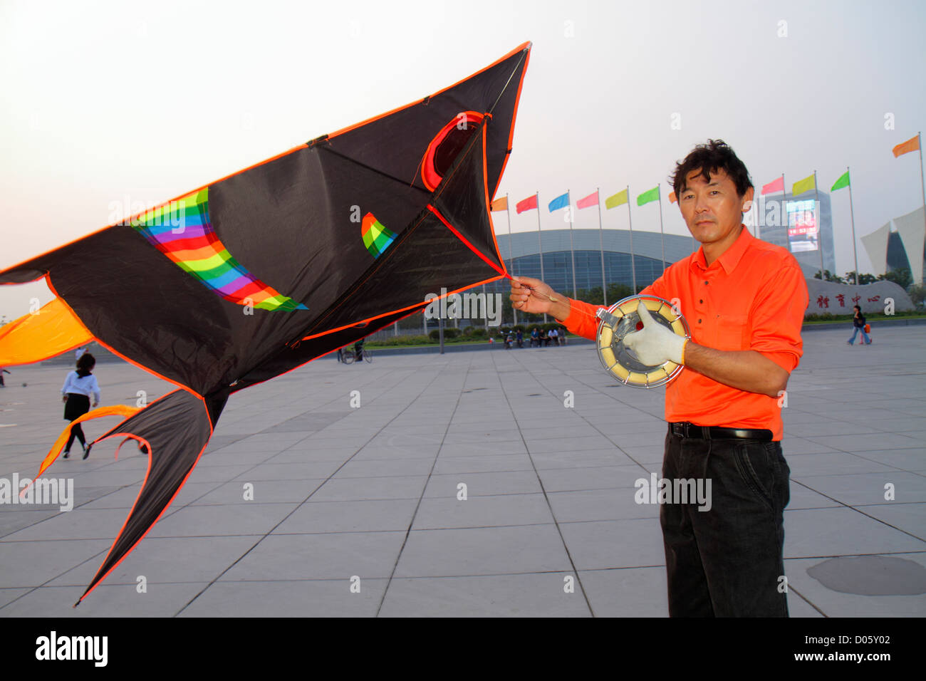 Shanghai China, Chinese Pudong Xin District, Oriental Sports Center, Asian man men Male adult adult, Delta-Drachen-Flyer, fliegen, Rolle, Linie, Handrad, Hobby, C Stockfoto