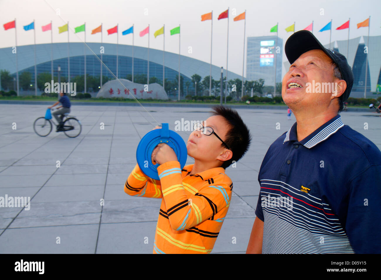 Shanghai China, der chinesische Bezirk Pudong Xin, das orientalische Sportzentrum, der asiatische Mann, Männer, Erwachsene, Senioren, Bürger, Großvater, Vater, Junge Stockfoto