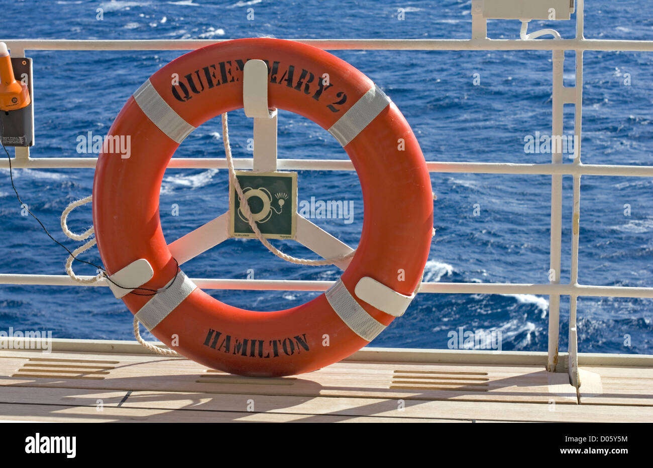 Rettungsring auf der Queen Mary 2 Port der Registrierung als Hamilton und nicht mehr Southampton zeigt. Hochzeiten können nun durchgeführt werden. Stockfoto