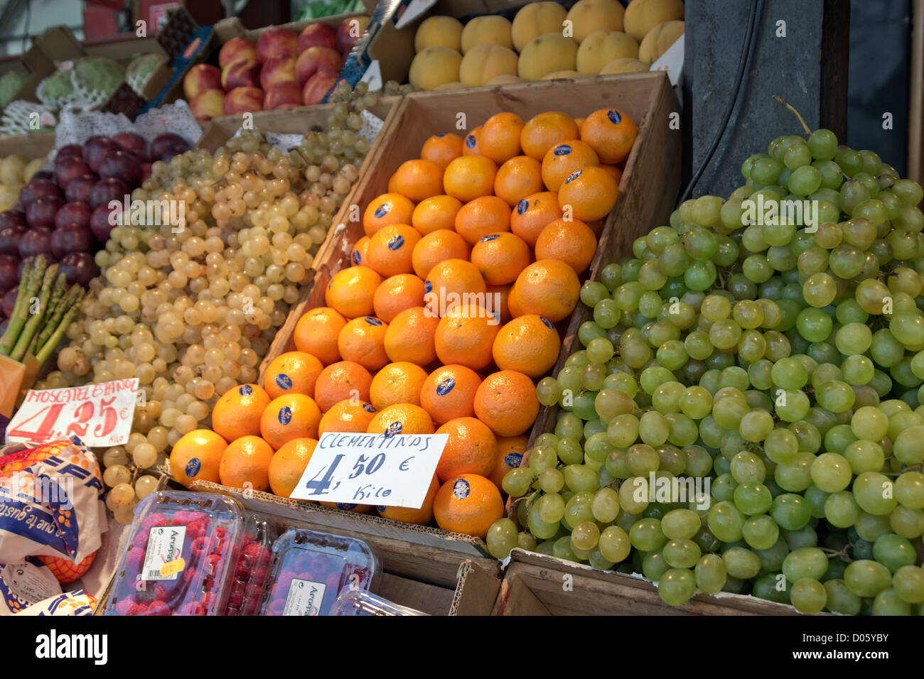 Mercado de San Miguel, Madrid, Spanien. Anzeige von frischem Obst zum Verkauf. Stockfoto