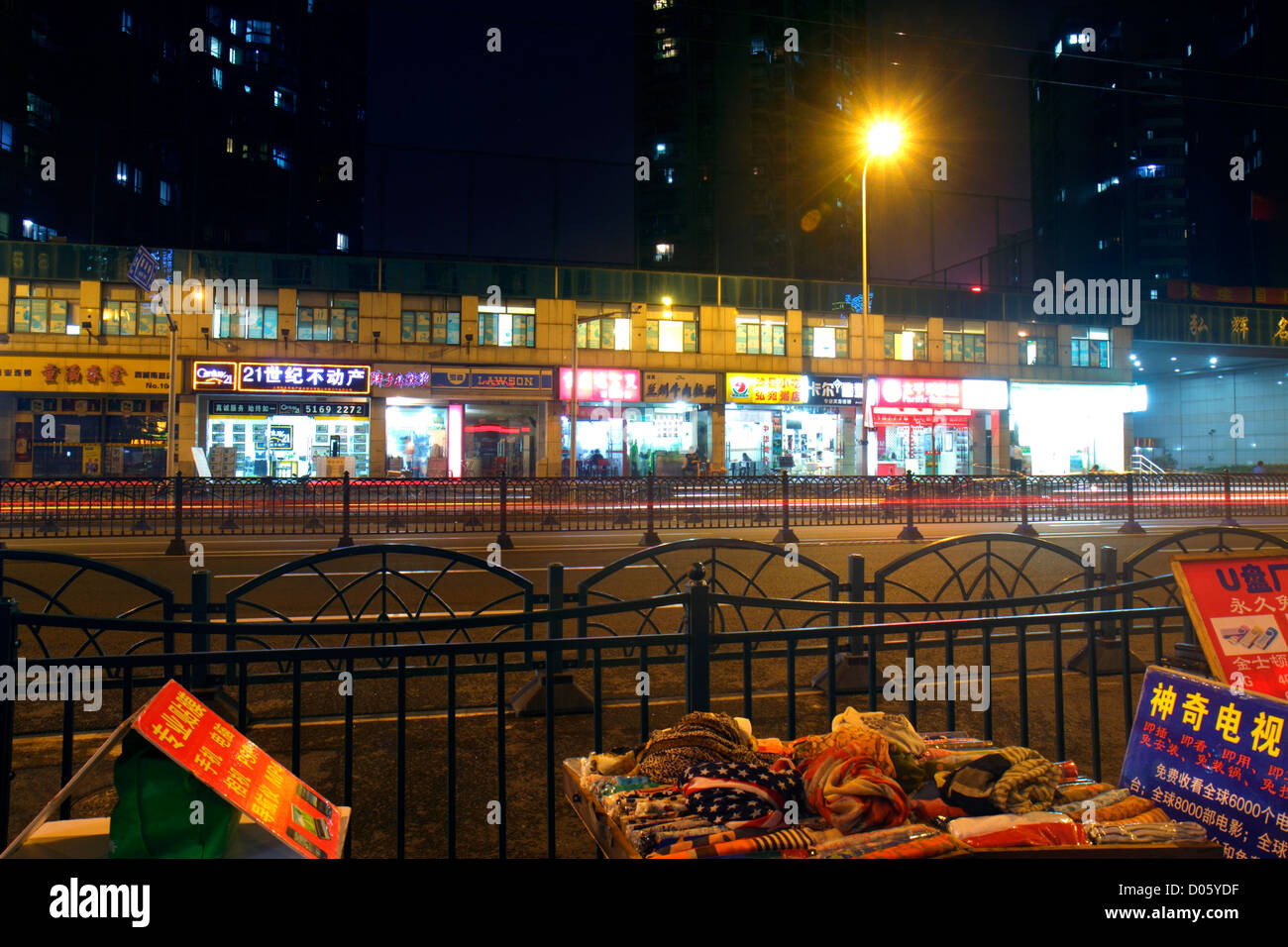 Shanghai China, Asien, Chinesisch, Orient, Huangpu District, South Xizang Road, Mandarin, hanzi, Zeichen, Symbole, kleine Unternehmen, Bezirk, Verkehr, Nacht, stre Stockfoto