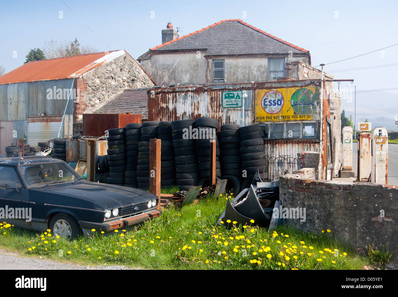 Verfallene alte Garage / Benzin / gas Station Llanrug Gwynedd North Wales UK Stockfoto