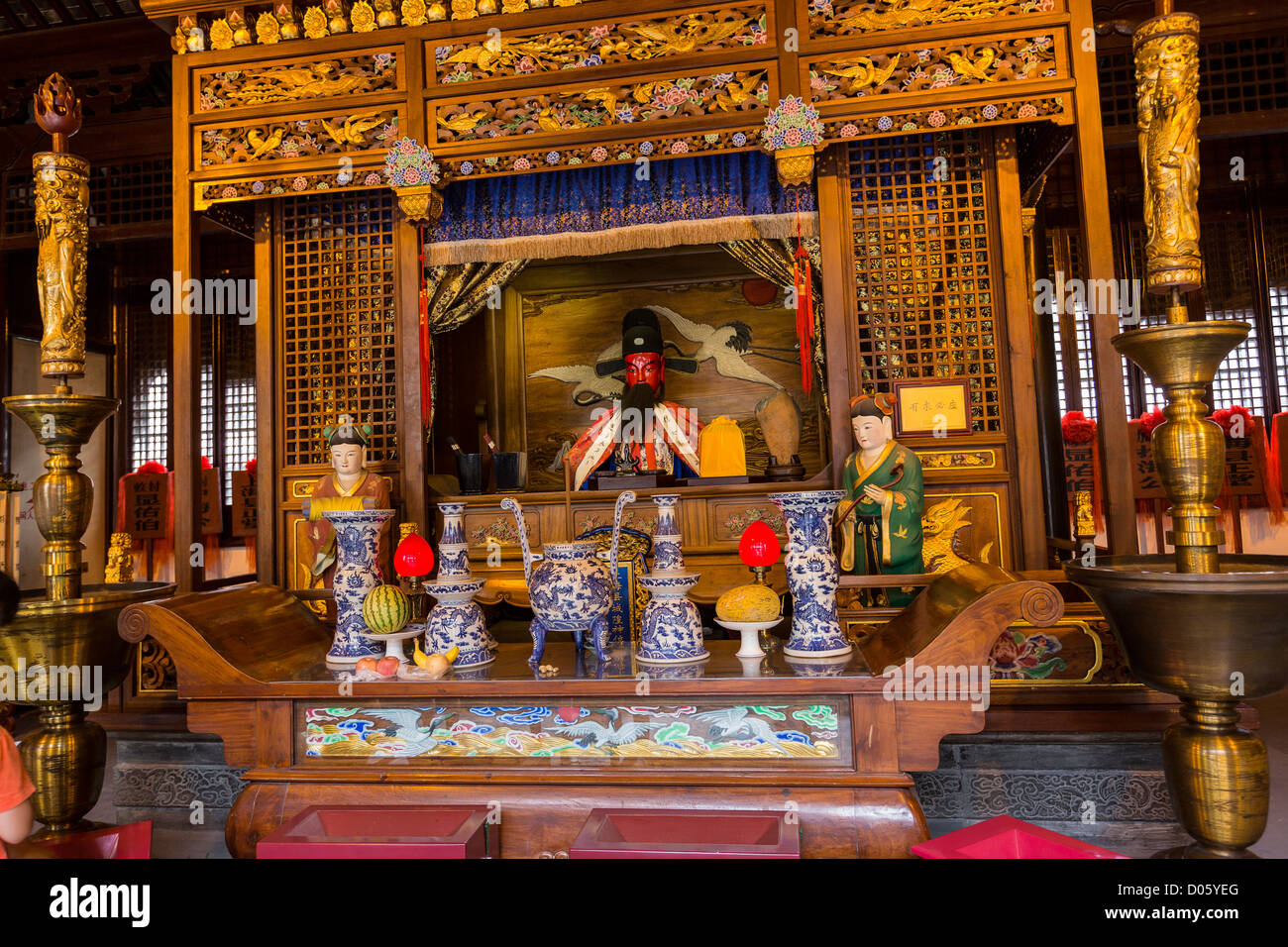 Ein Altar im Chenghuang Miao oder City God Temple in Yu Yuan Gardens Basar Shanghai, China Stockfoto