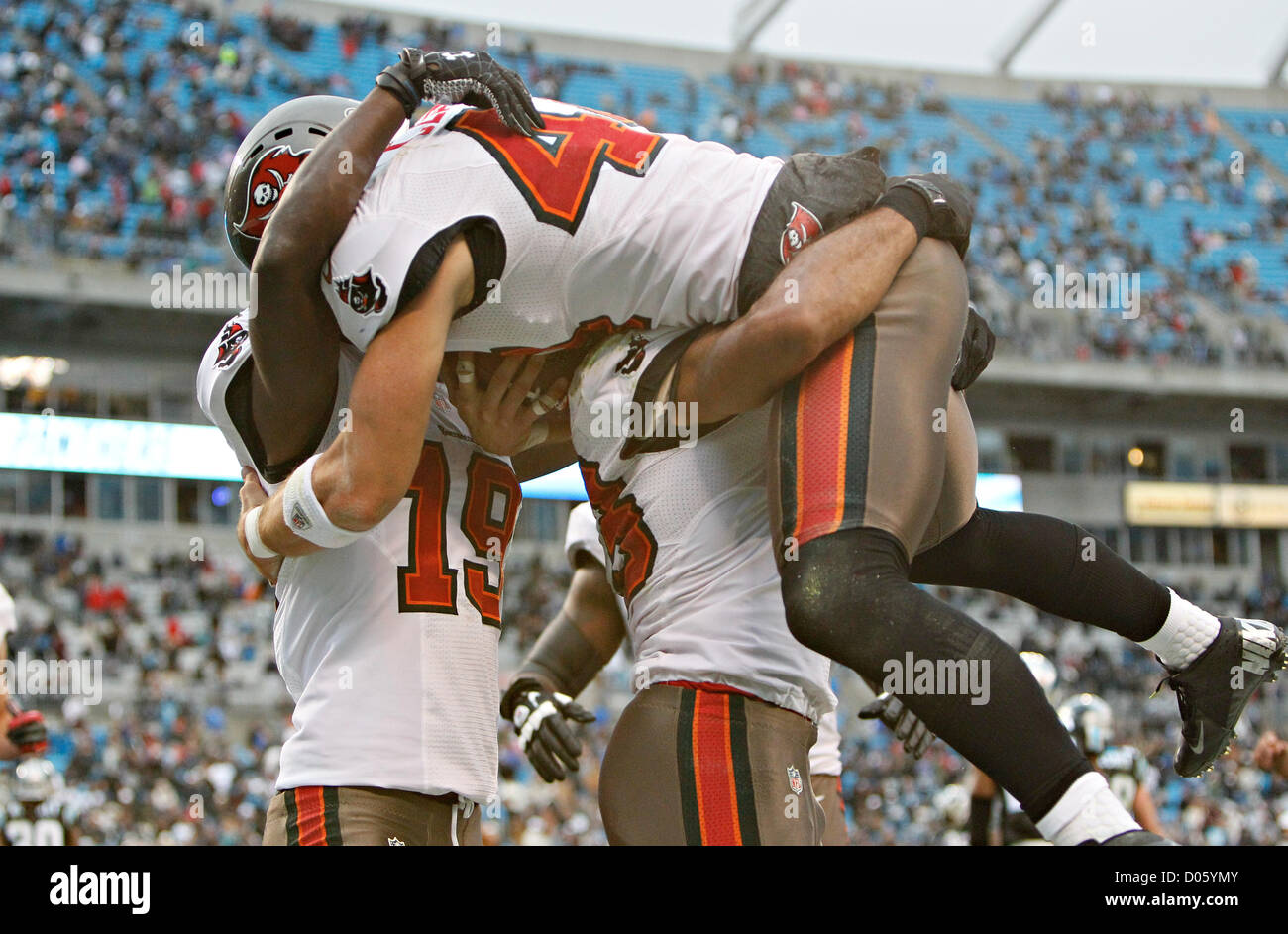 18. November 2012 - Florida, bekommt USA - Tampa Bay Buccaneers Tight End Dallas Clark (44) in Celebrateion von Wide Receiver Mike Williams (19) und Wide Receiver Vincent Jackson (83) nach ihrem Sieg Überstunden gehisst. ZWEITEN Hälfte und Überstunden-Aktion: die Tampa Bay Buccaneers spielen die Carolina Panthers bei Bank of America Stadium in Charlotte am Sonntag. Die Tampa Bay Buccaneers gewann 27-21 in der Overtime. (Kredit-Bild: © Daniel Wallace/Tampa Bay Times/ZUMAPRESS.com) Stockfoto