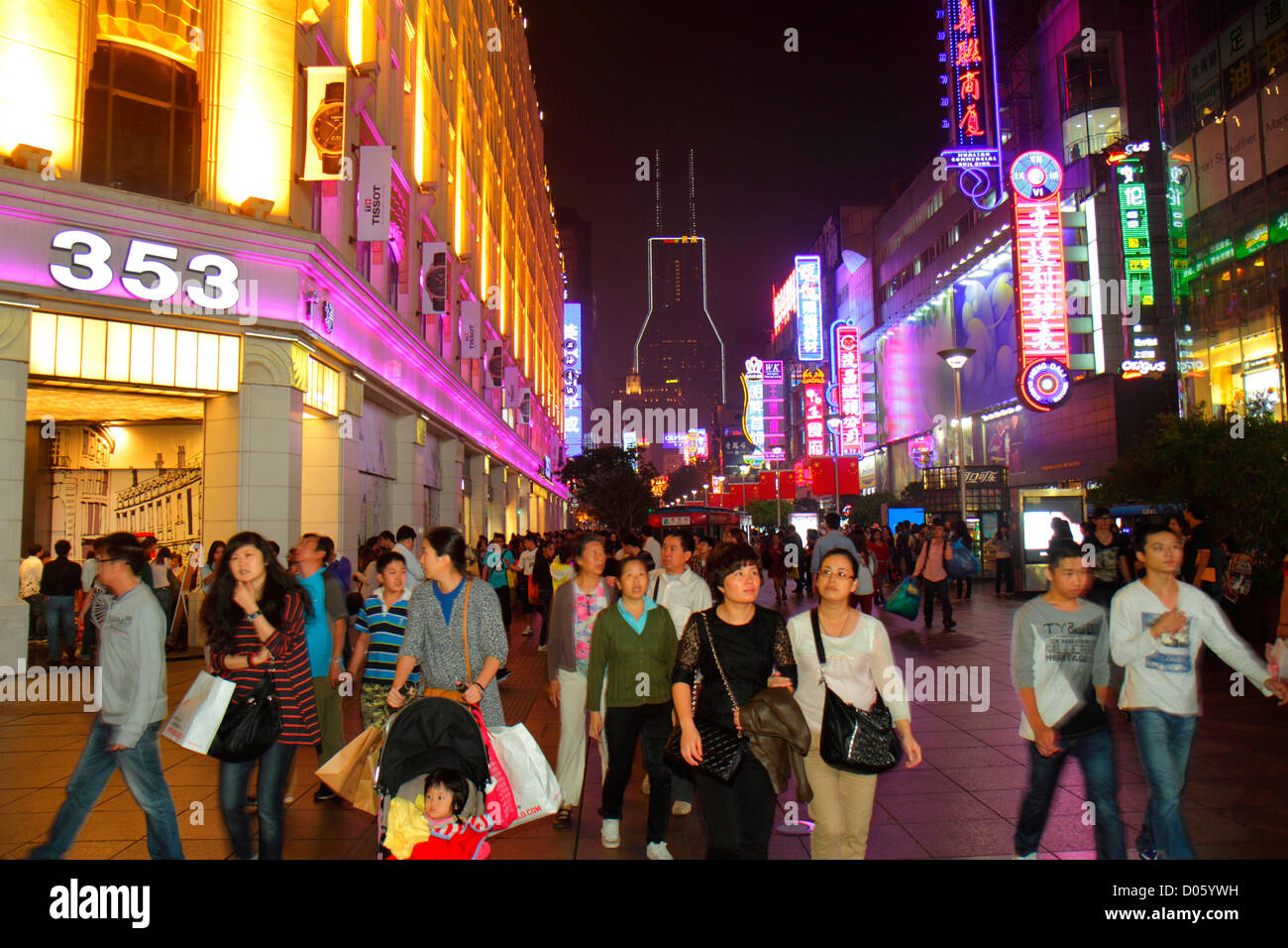Shanghai China, chinesisches Huangpu Viertel, East Nanjing Road, Fußgängerzone, Shopping Shopper Shopper Shop Shops Markt Märkte Kauf Verkauf, Einzelhandel st Stockfoto
