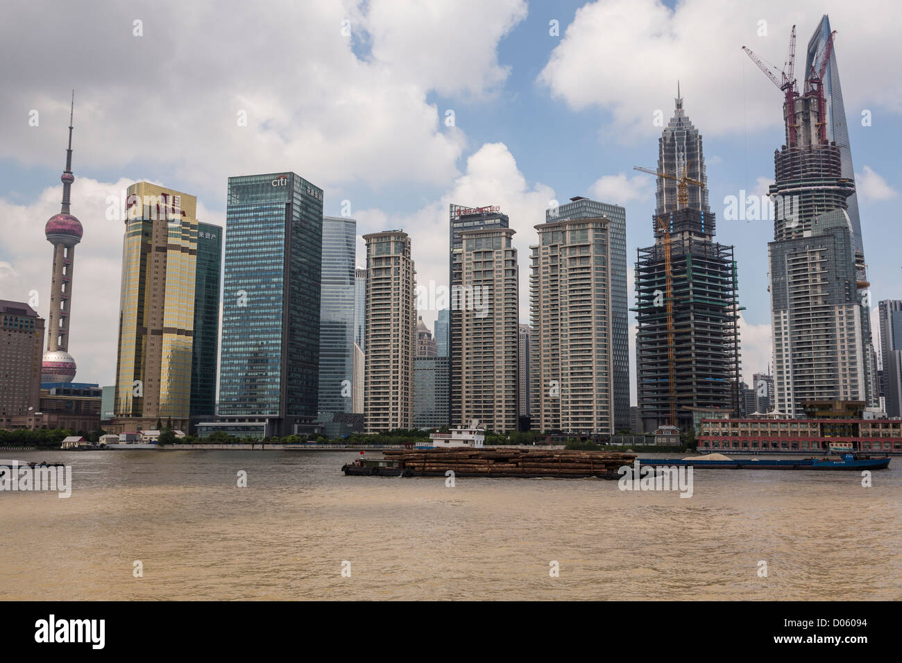 Huangpu-Fluss-Aktivität mit der Skyline von Lujiazui Shanghai, China Stockfoto