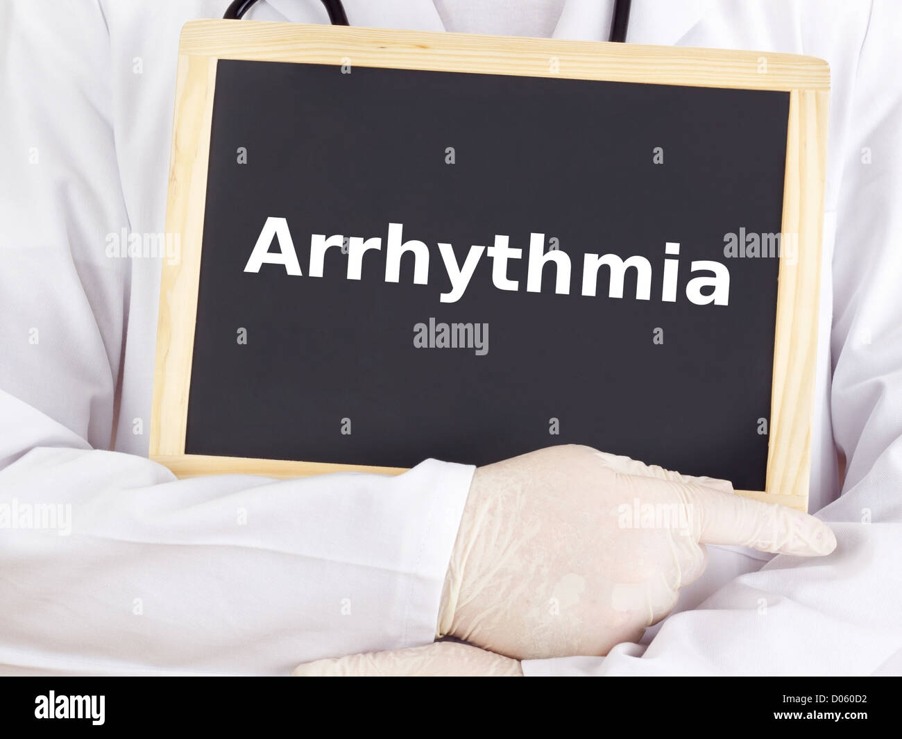 Arzt zeigt Informationen zur Tafel: Arrhythmie Stockfoto