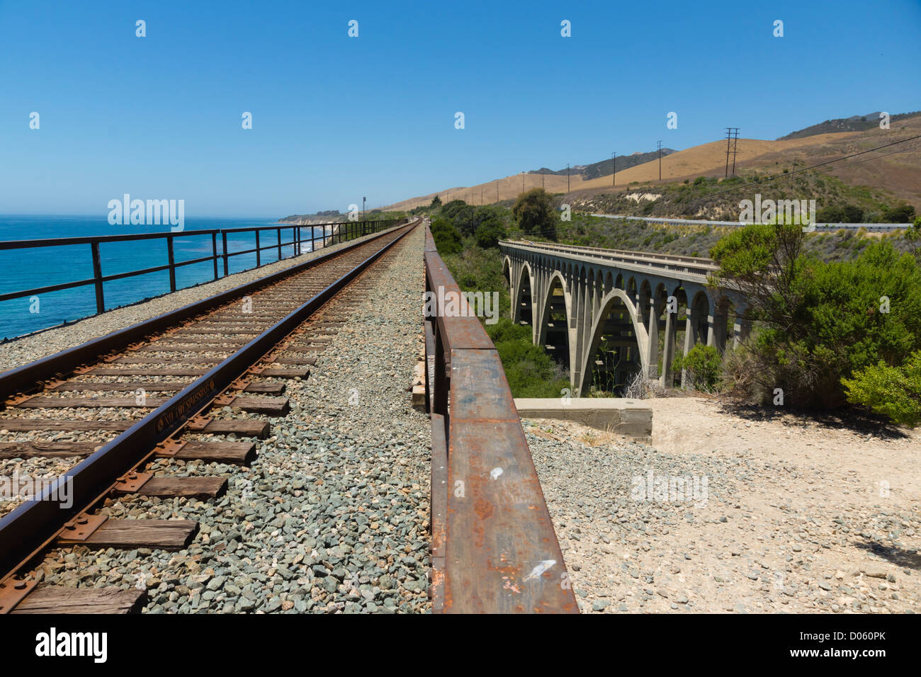 Arroyo Hondo Creek Bridge, nördlich von Santa Barbara. Union Pacific Railroad Bridge und alte Straßenbrücke. Stockfoto